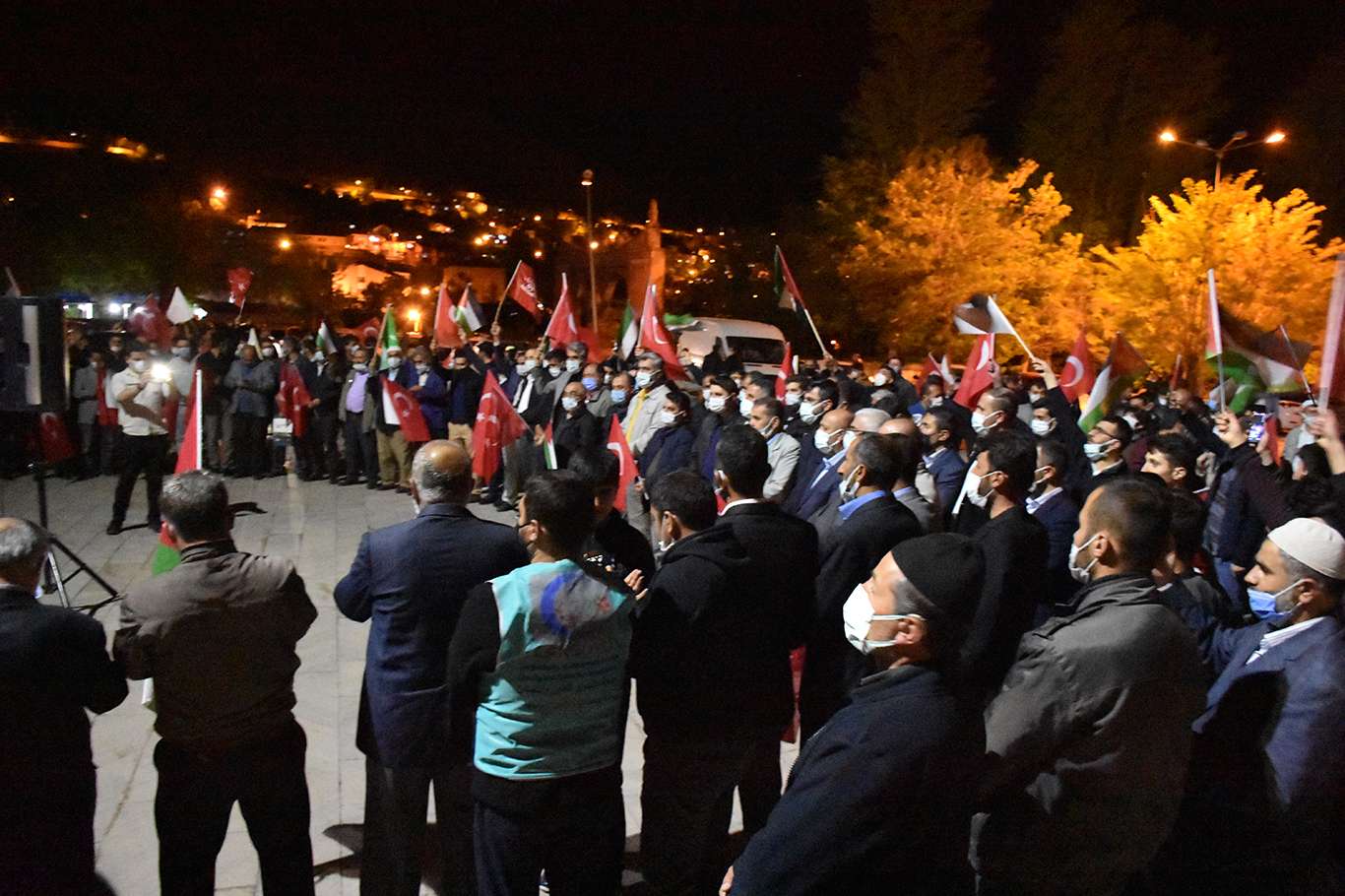 Bitlis halkı Mescid-i Aksa'ya destek için meydanlara indi Bitlis halkı Mescid-i Aksa'ya destek için meydanlara indi